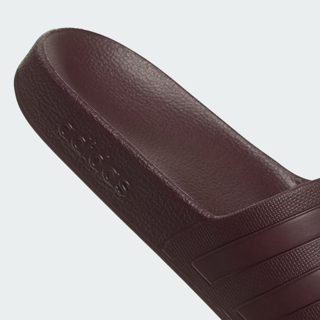 Adilette_Aqua_Slides_Burgundy_JI2235_42_detail