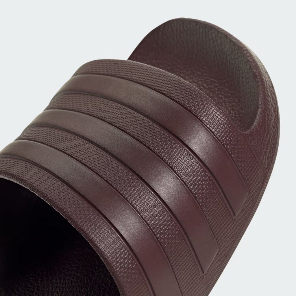 Adilette_Aqua_Slides_Burgundy_JI2235_41_detail