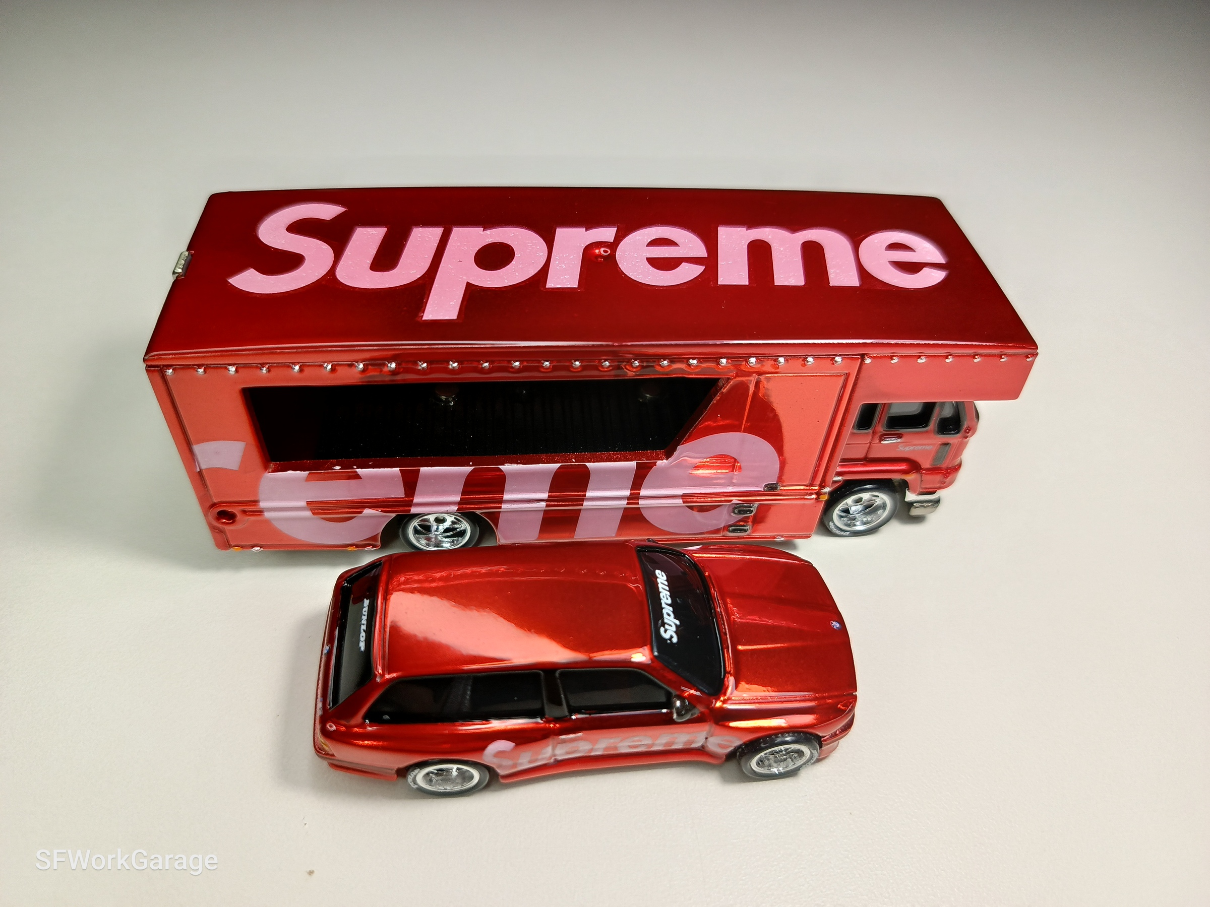 Supreme Hot Wheels Fleet Flyer ミニカー BMW Supreme Hot Wheels™ Fleet Flyer™ + 1992 BMW M3 (SS19) - $30