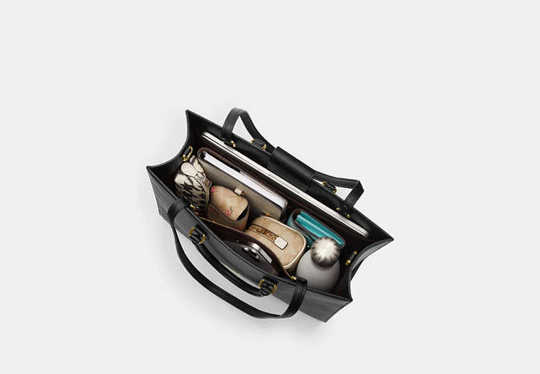 MaggieTotePropFamily_a6