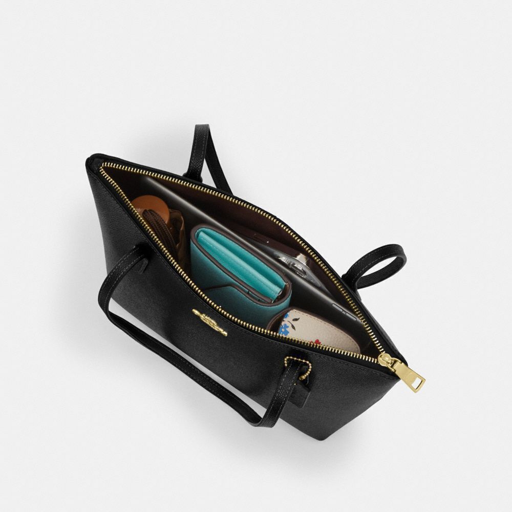 FionaZipTotePropFamily_a6