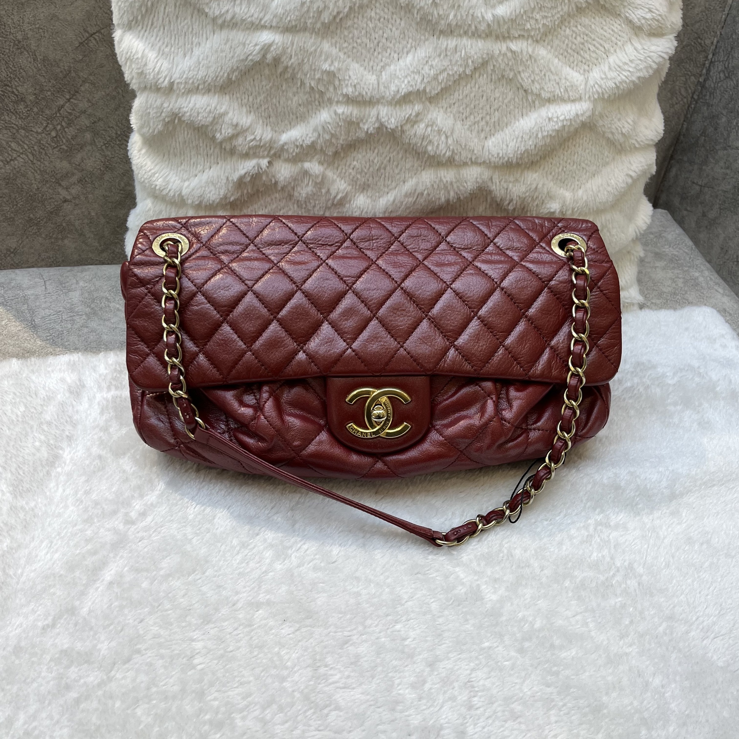 PREOWNED CHANEL RED QUILTED IRIDESCENT LEATHER CHIC QUILT FLAP BAG – Lbite  Luxury Branded - Your Trusted Luxury Expert