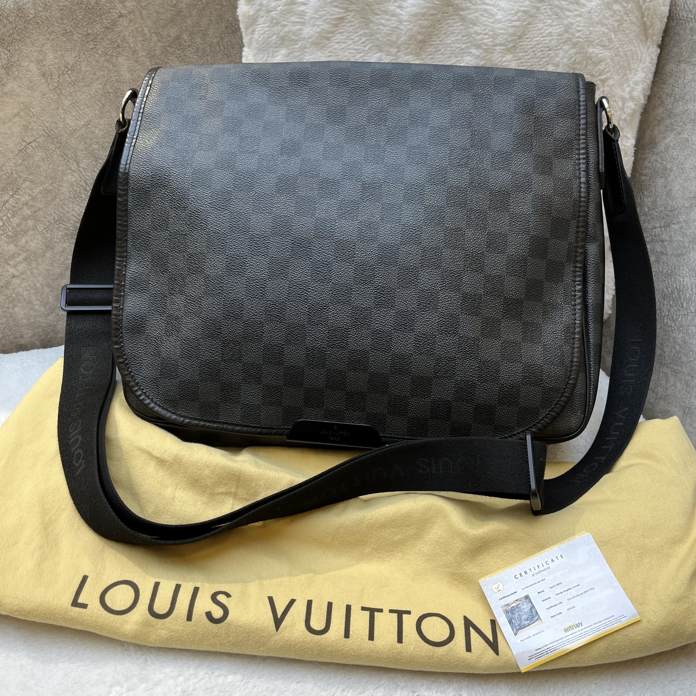 Buy Louis Vuitton Pre-loved LOUIS VUITTON Daniel MM Damier