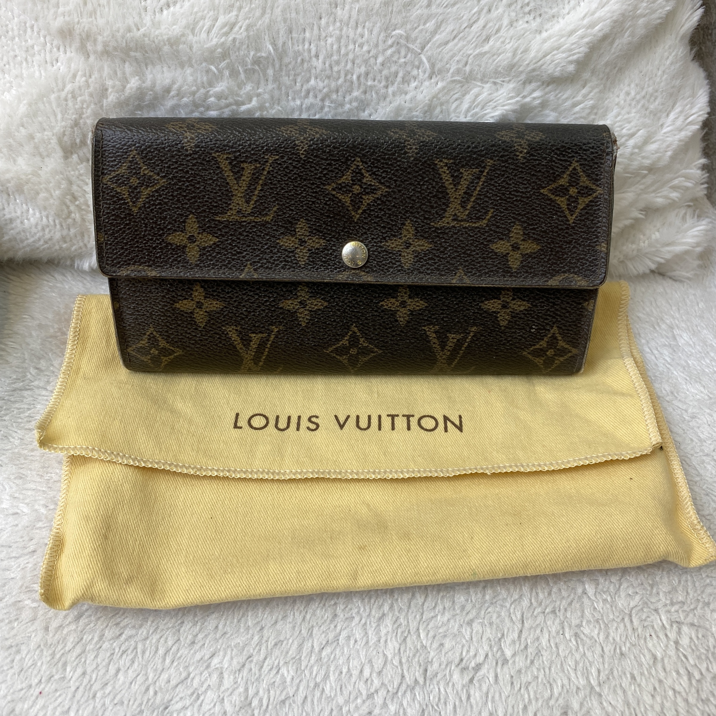 AUTHENTIC Louis Vuitton Sarah Wallet Monogram PREOWNED (WBA728)