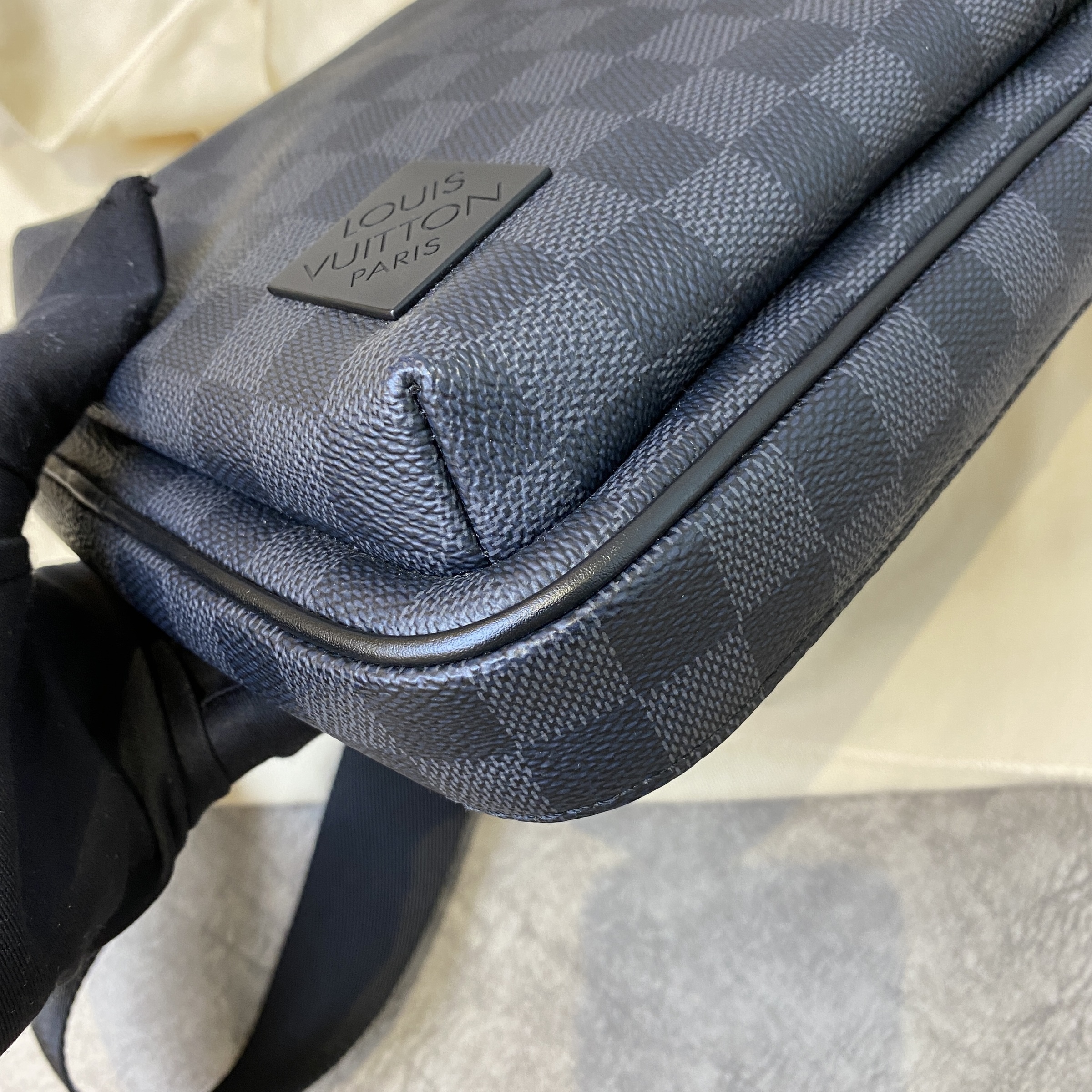 Pre-owned Louis Vuitton Avenue Sling Bag In Black