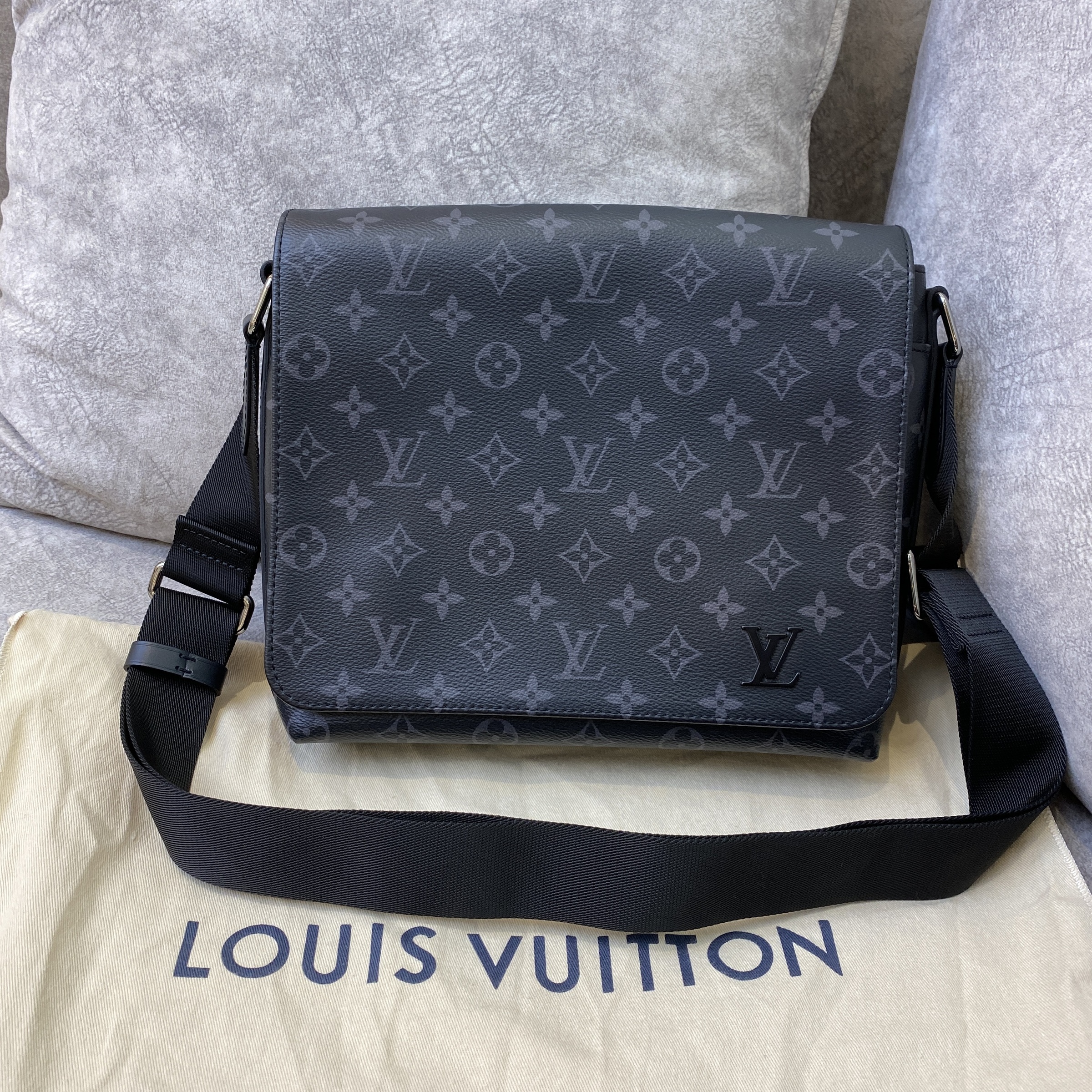 KEPT UNUSED LOUIS VUITTON DISTRICT PM (M) – Lbite Luxury Branded