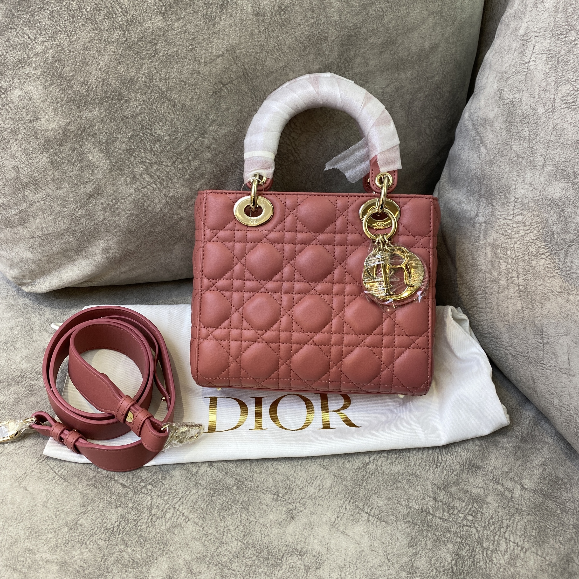 Tas Michael Kors Cora Mini Zip Pouchette Leather Camel, Barang