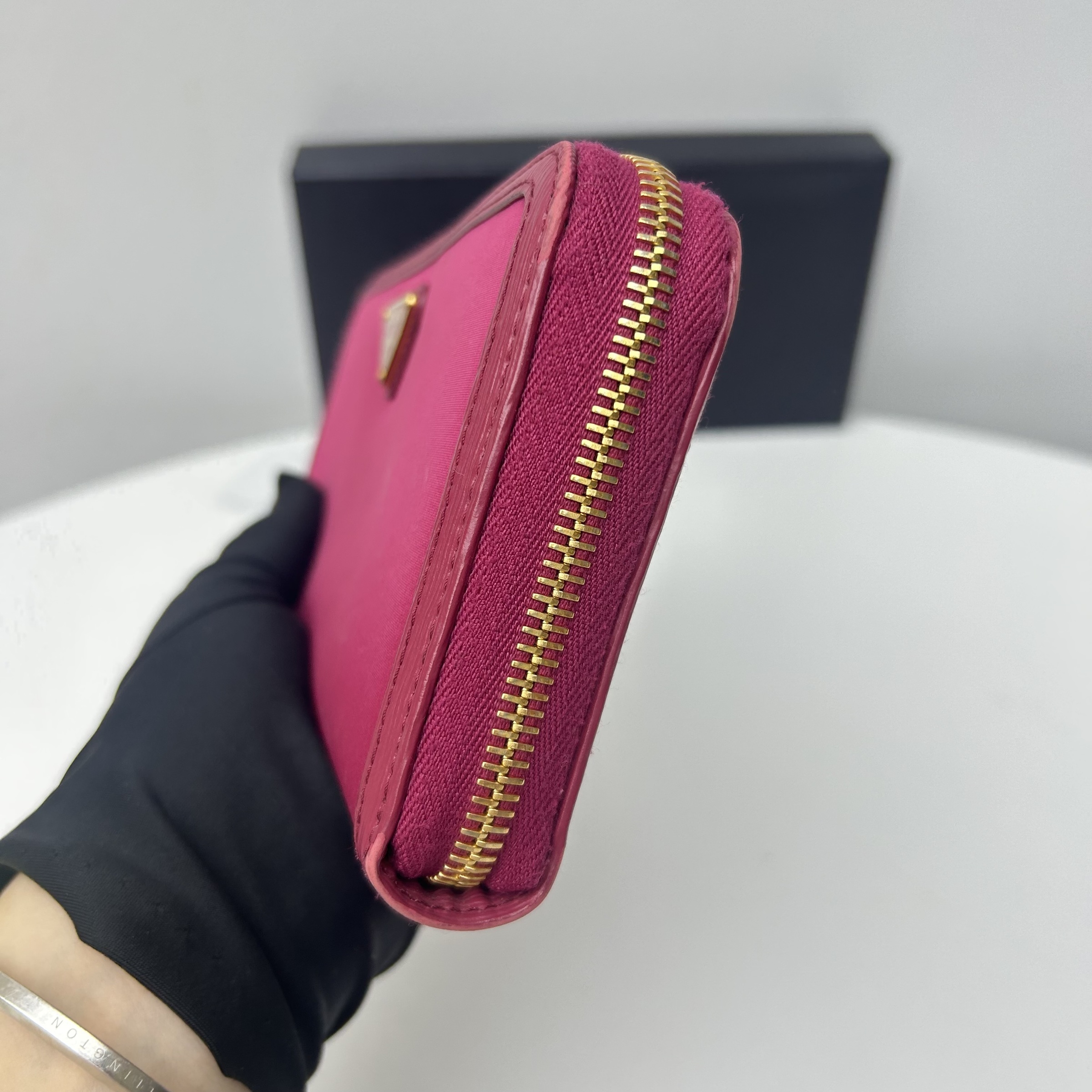 PREOWNED PRADA PORTAFOGLIO LAMPO SAFIANNO ZIP AROUND WALLET PREOWNED PRADA PORTAFOGLIO LAMPO SAFIANNO ZIP AROUND WALLET