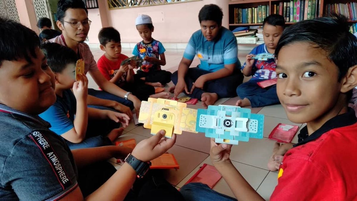 Foldscope Workshop with (Projek Perumahan Rakyat) PPR children in Lembah Pantai, KL.