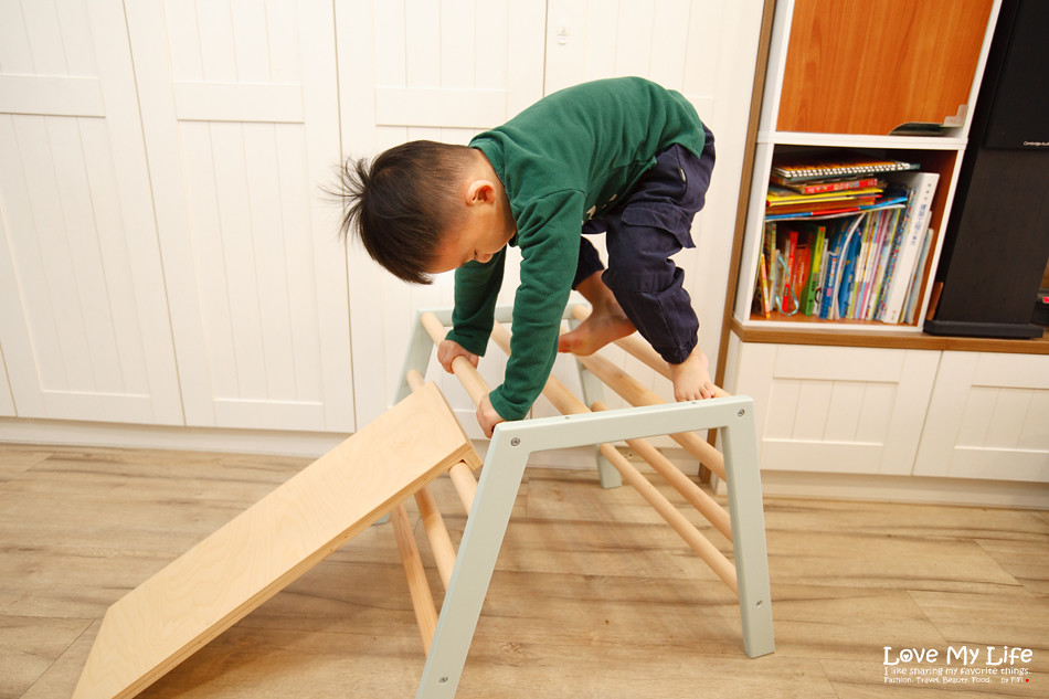嬰兒床邊床還可以當作感統教具攀爬架.jpg