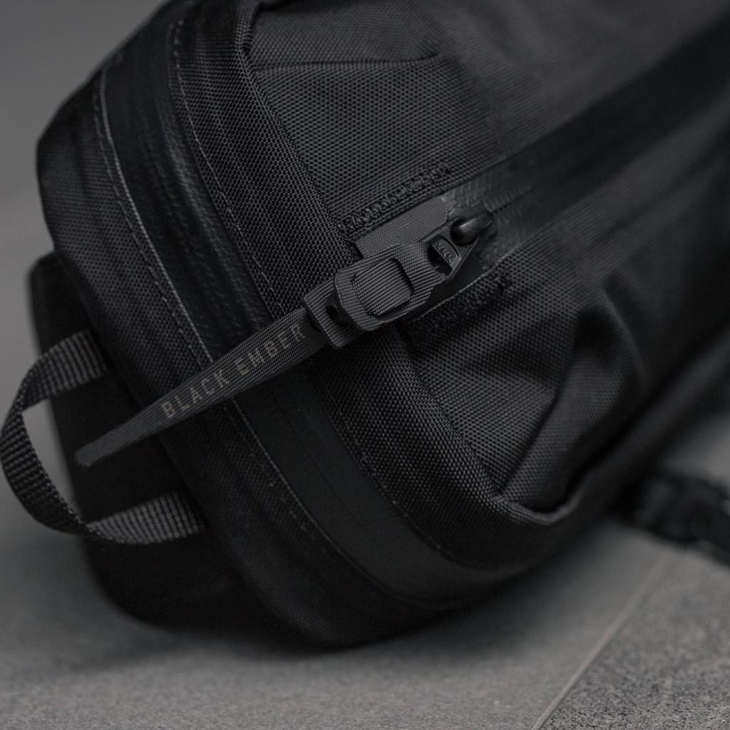 waterproof-sling-bag-men_a9a4545d-cbb7-4ab8-95ed-3731f4e1fe40_1000x.jpg