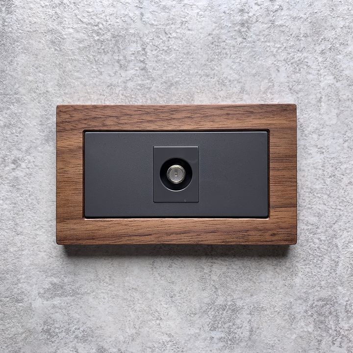 Flat-灰-胡桃-電視.JPG