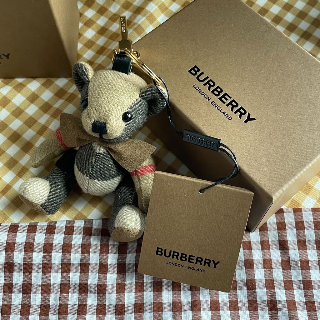 BURBERRY Thomas 領結泰迪熊吊飾– 巴黎春天精品百貨