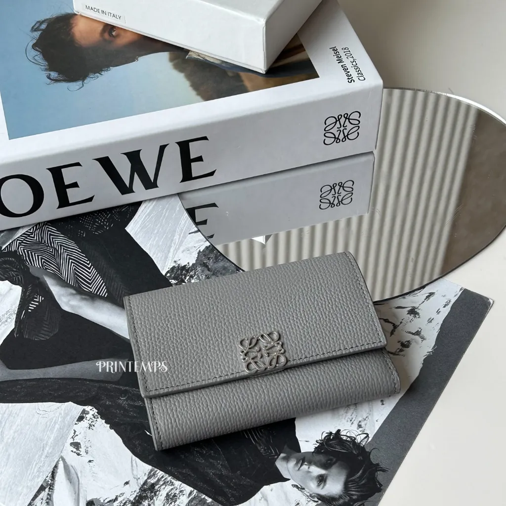 LOEWE珍珠灰三折短夾 (1)
