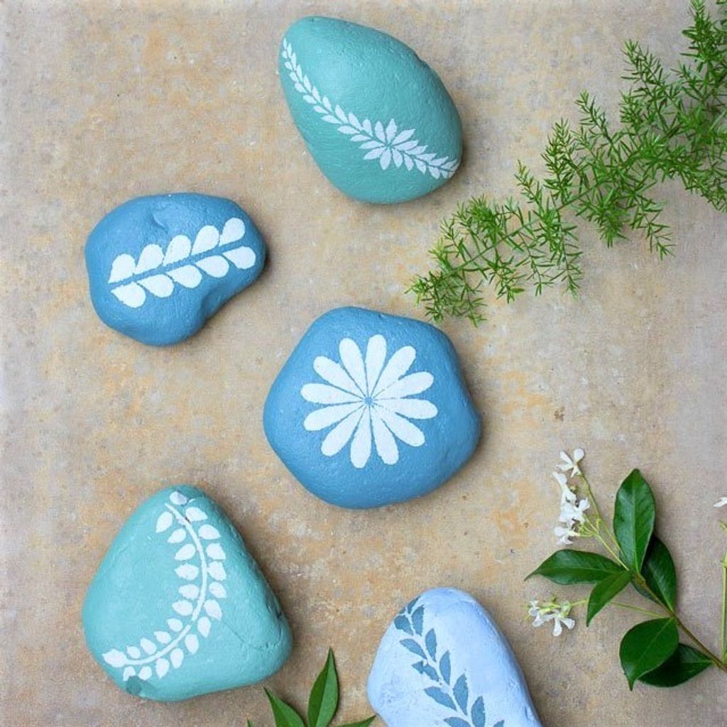 stenciled-garden-rocks-with-chalk-paint1.jpg