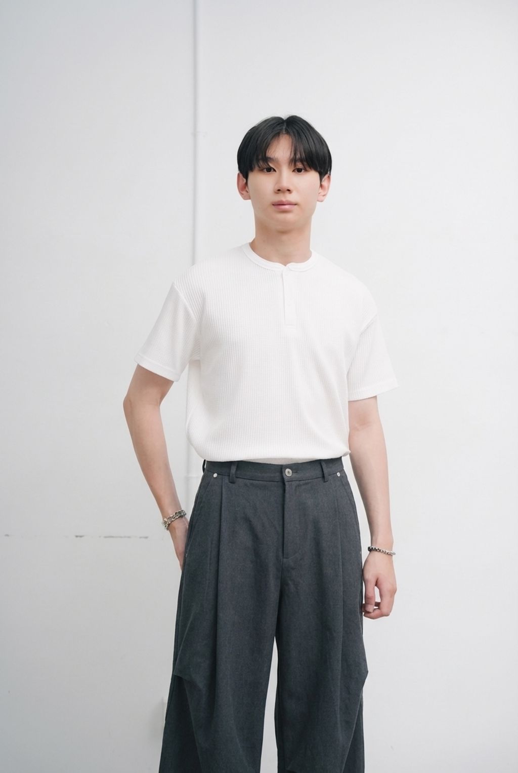 褲子顏色換成深灰色2