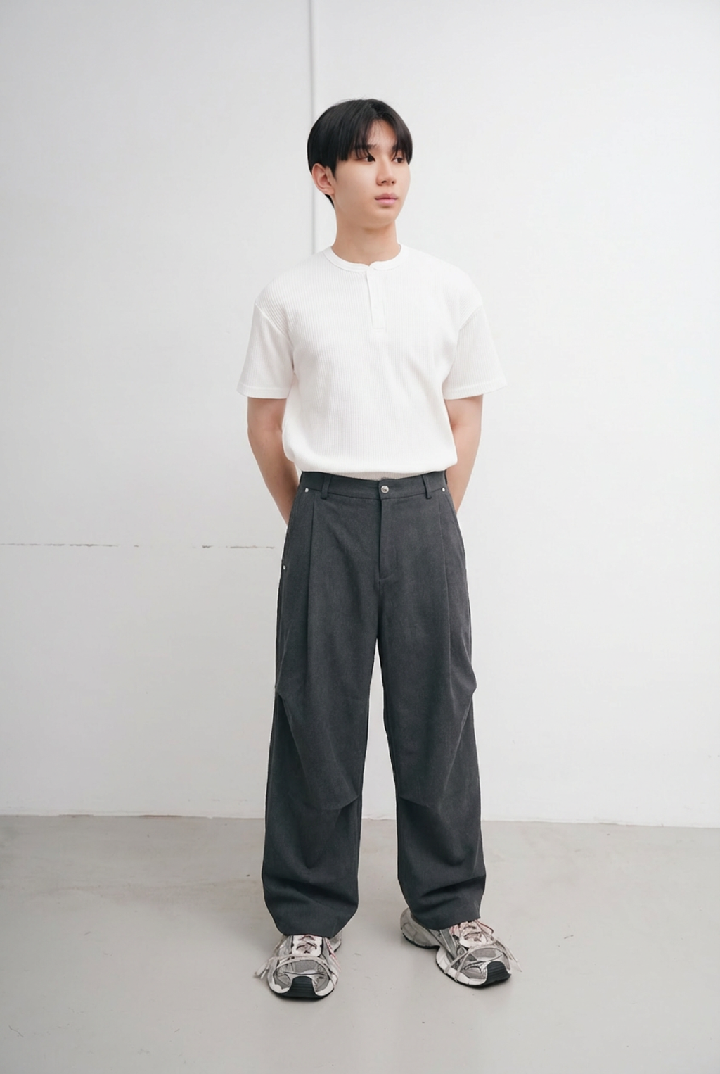 褲子顏色換成深灰色