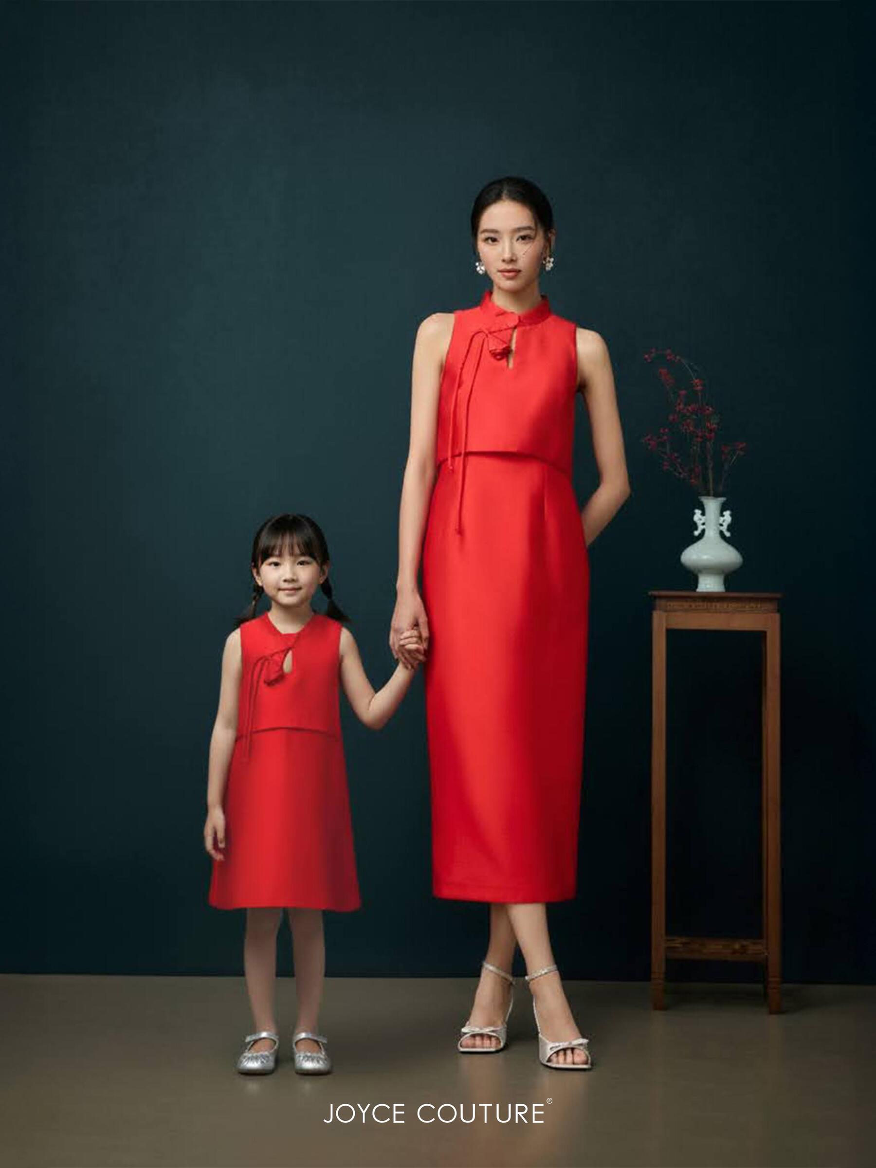 mother daughter red