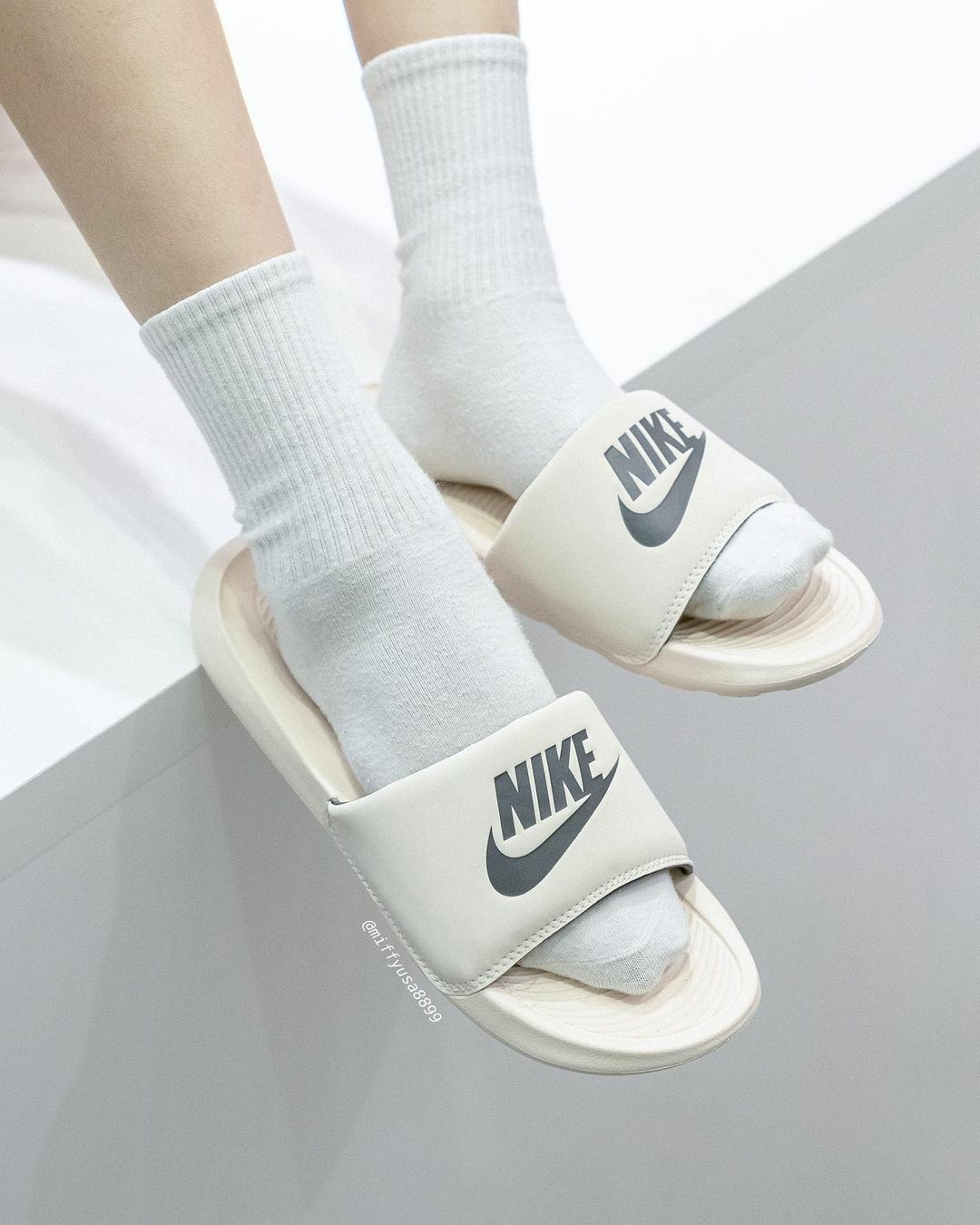 Nike Victori One Slide 拖鞋奶茶底黑字【CN9677-200】 – MiffyUSA米菲美國