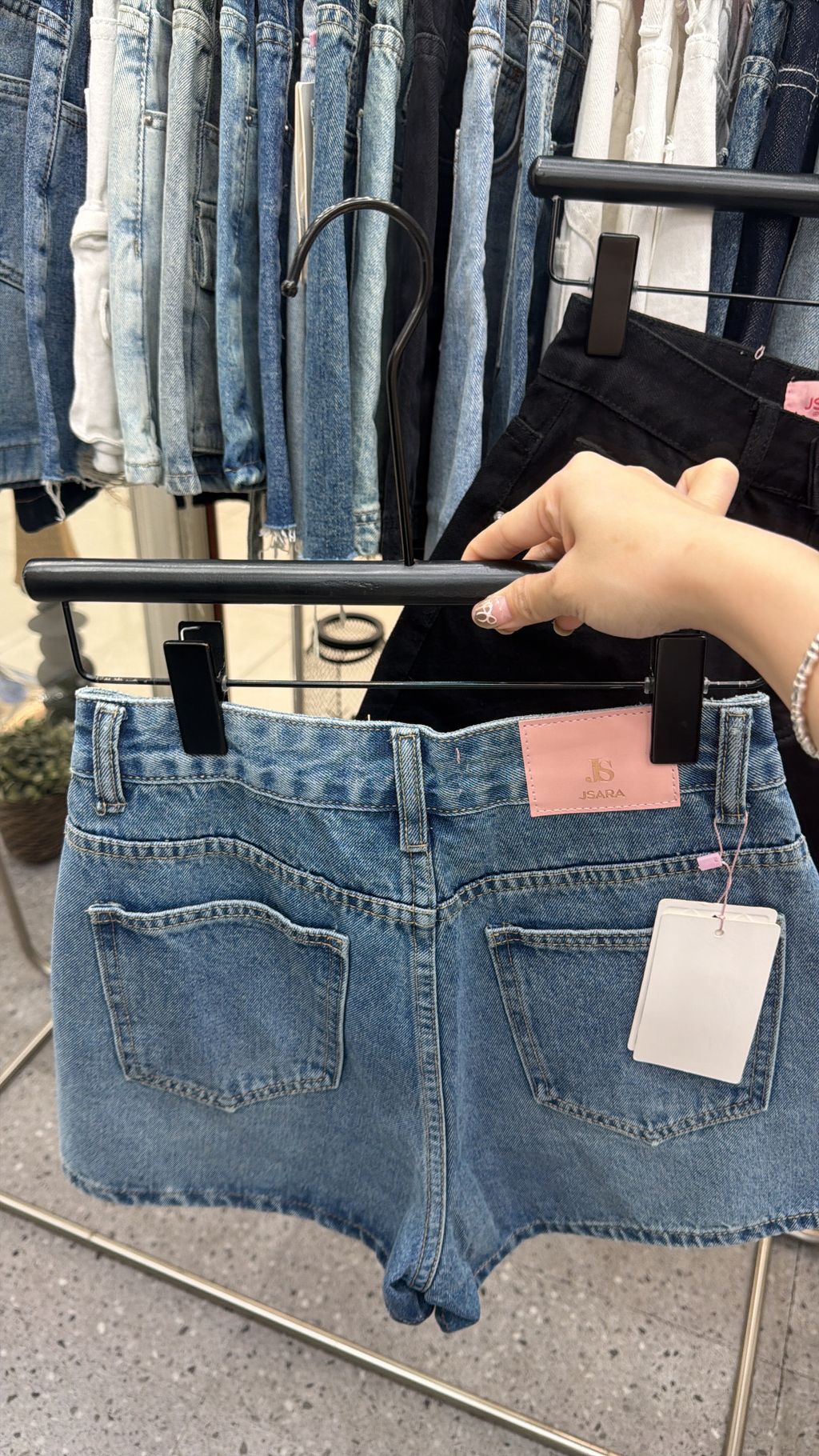 CCD8C299-45F5-41AC-B7A7-04CD6060B159