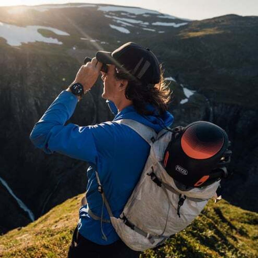 suunto-vertical-2-all-black-action-2