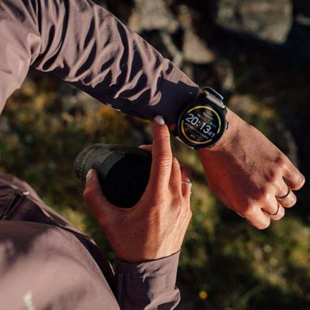 suunto_vertical-2_arctic-gray-action-image