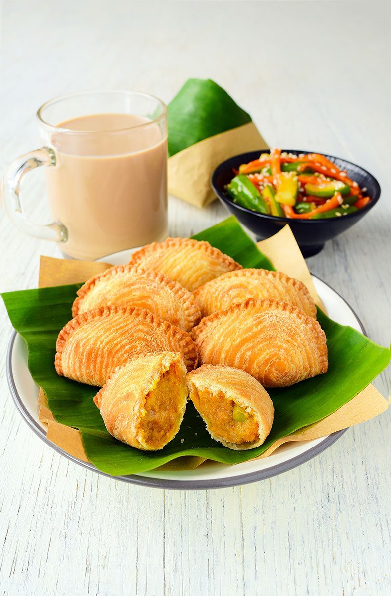 Products-Finger-Food-Premium-Layer-Curry-Puff-Presentation