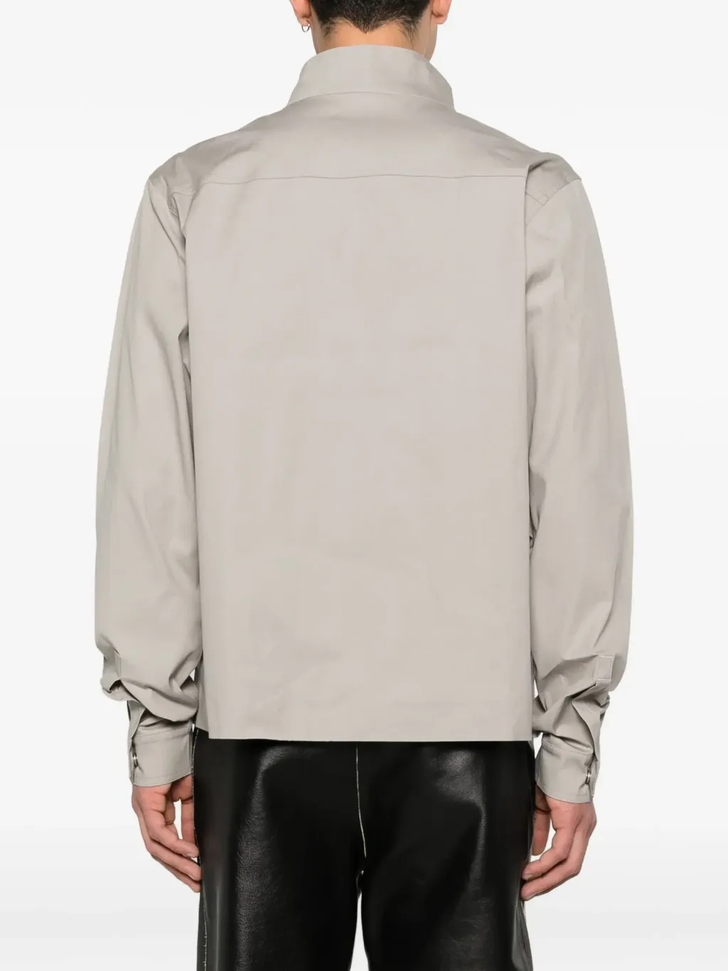 34084052_65627777_2048