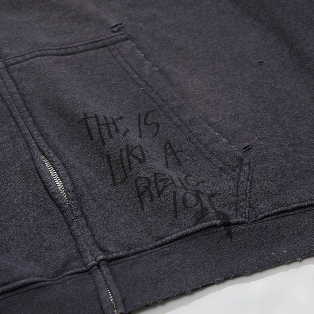 CARRY-THE-MESSAGE-ZIPPED-HOODIE-BLK-DETAIL-02.jpg