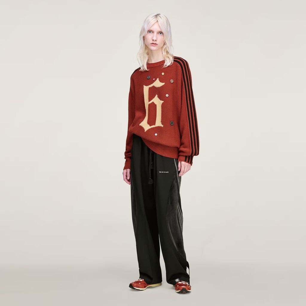 SONG_FOR_THE_MUTE_ADI006_Sweatshirt_Red_KC0327_25_outfit