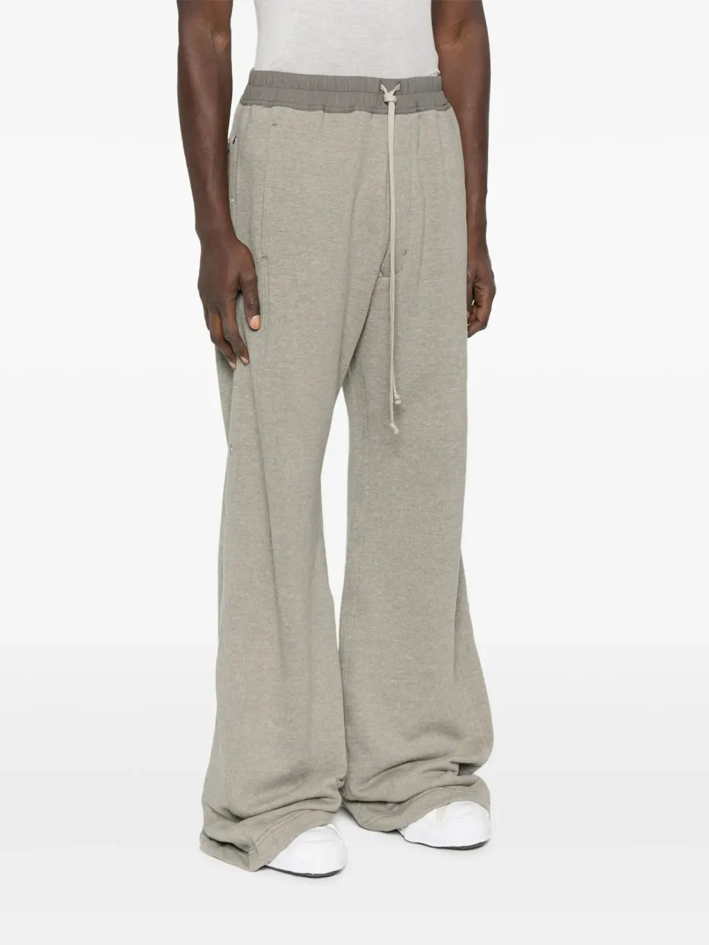 31990545_61808748_2048