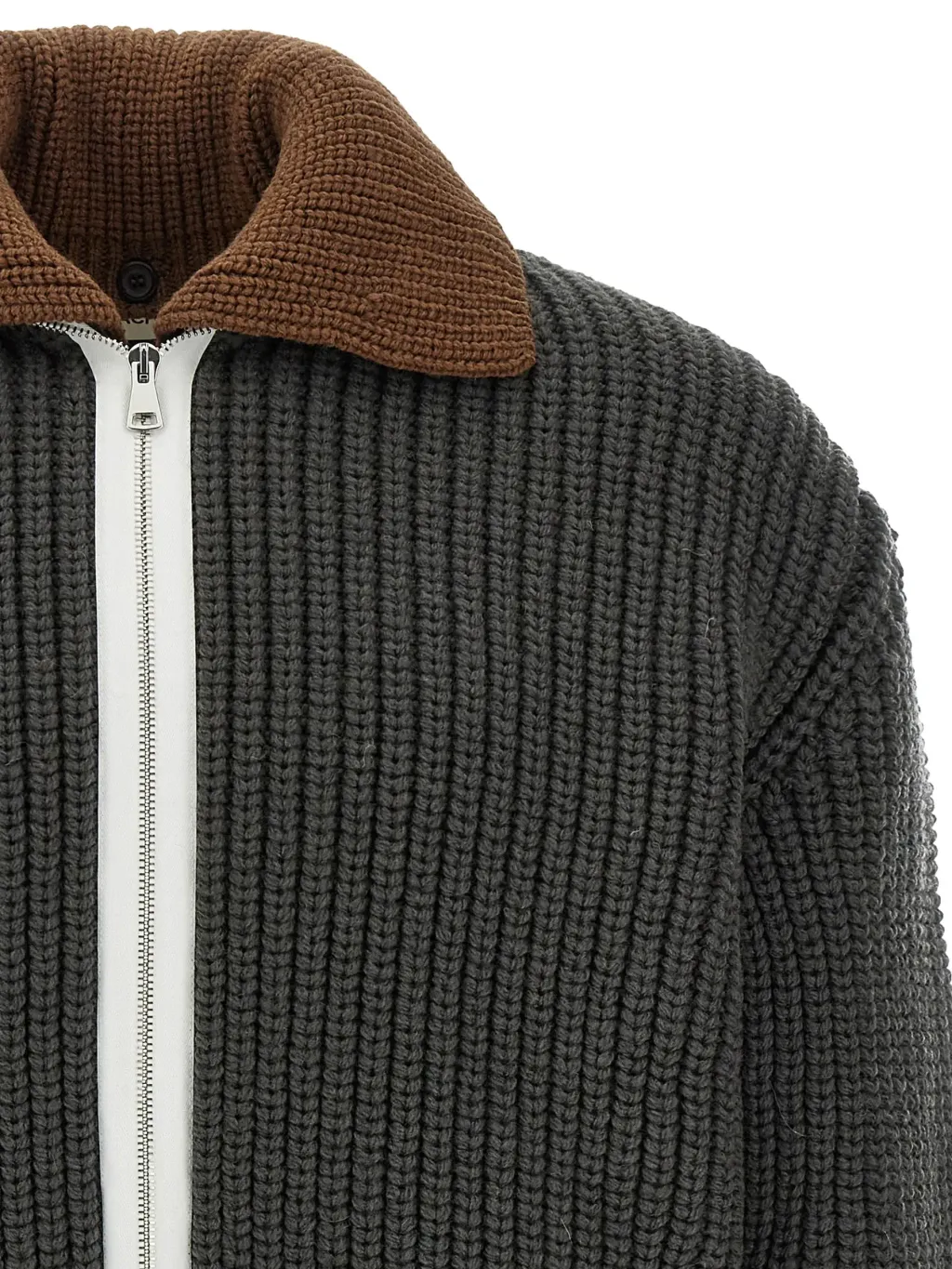 32856319_63105210_2048