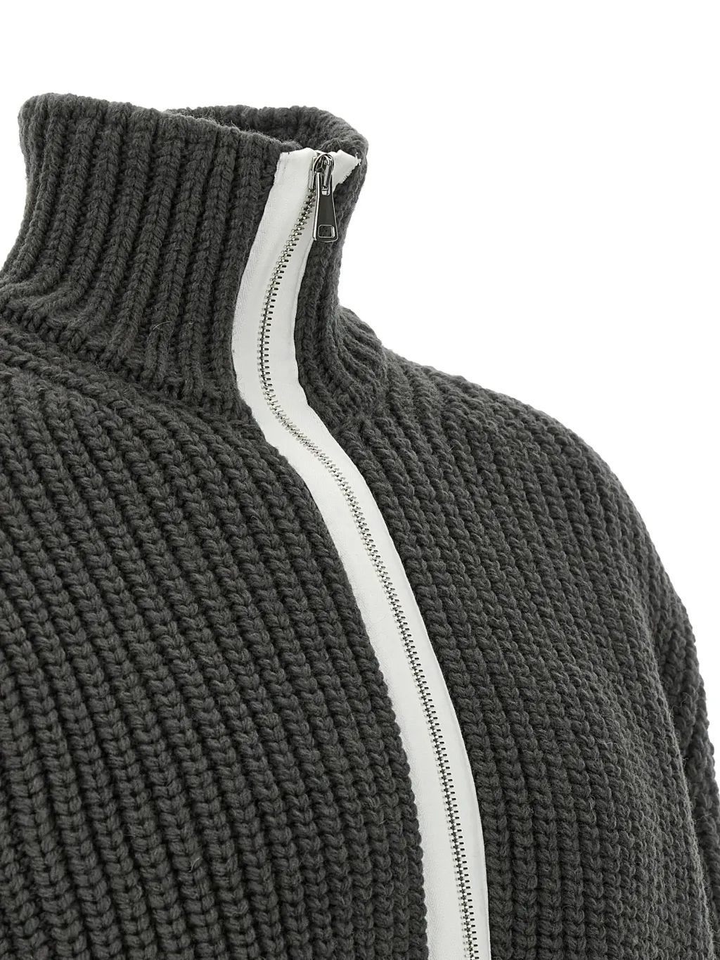 32856319_63111757_2048