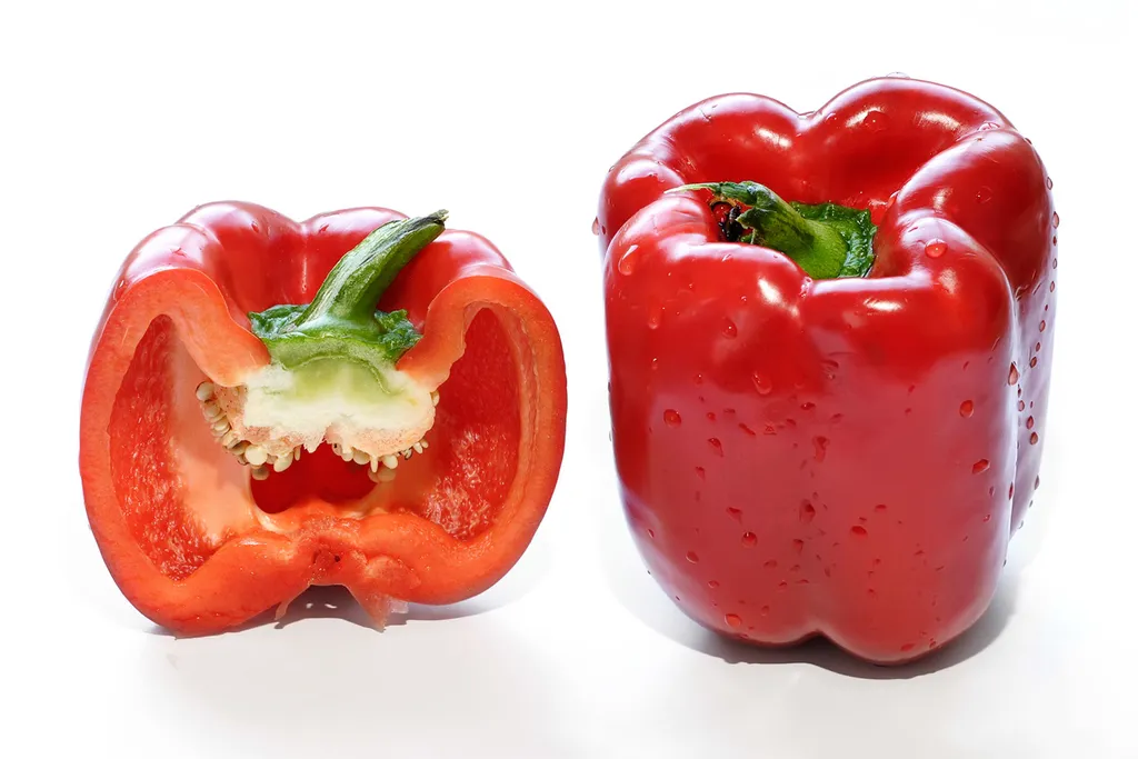 Red_capsicum_and_cross_section1