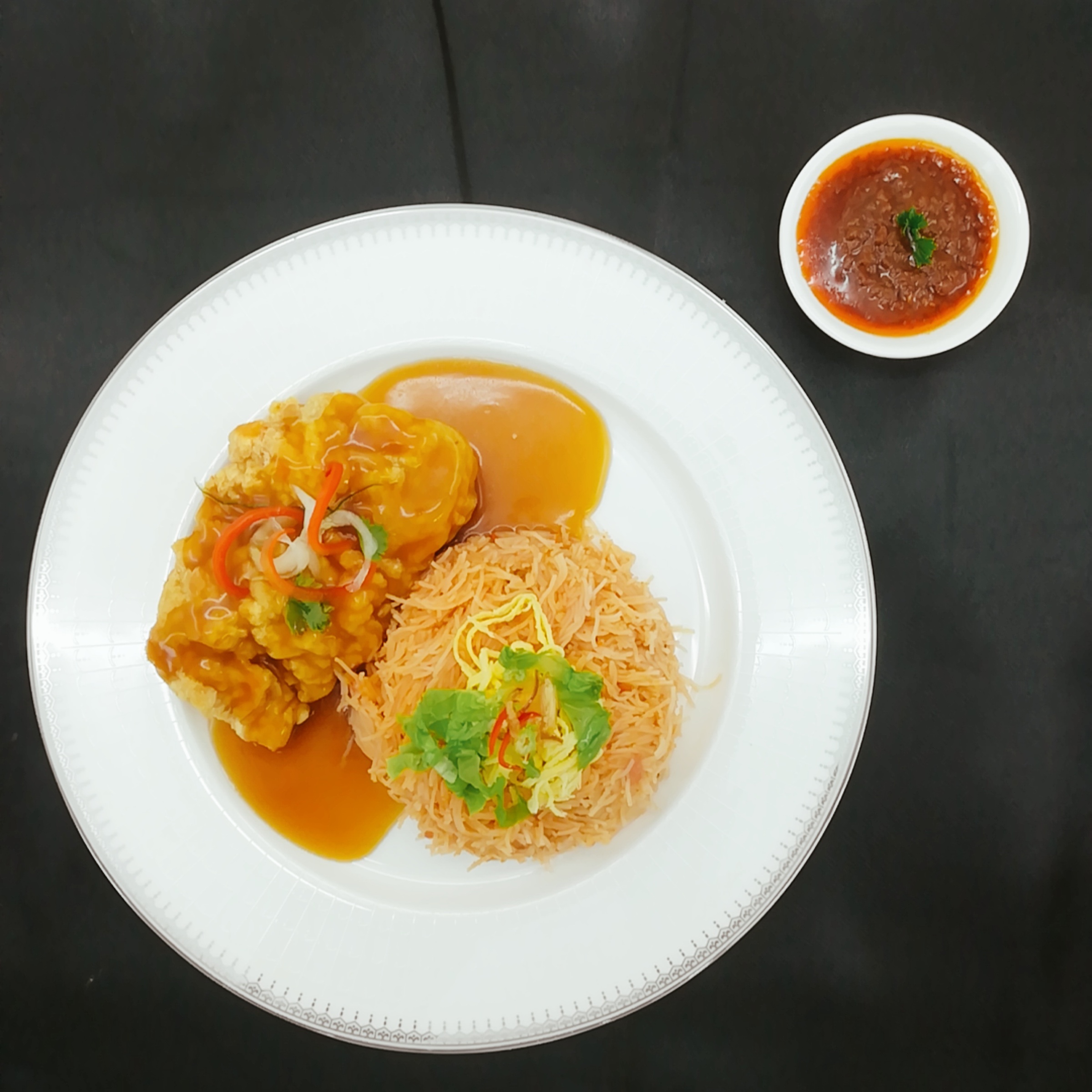 Bee Hoon Goreng (Spicy) with Sambal Tumis & Crispy Chicken 