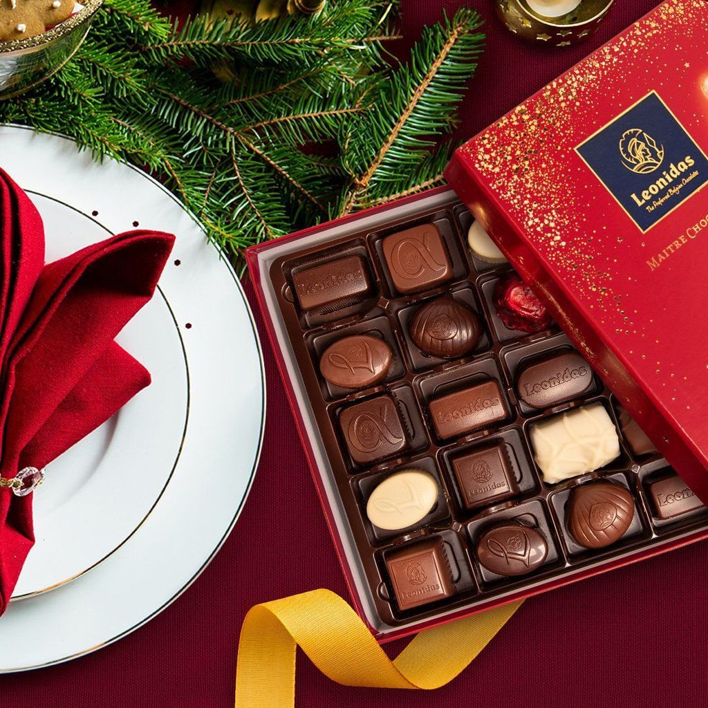 Leonidas-Christmas-Belgian-Chocolate-Gift-Box_-16-Assorted-Pralines_-Truffles_-Caramels-_-Ganache-240g-Approx-Leonidas-Kensington-1635164446_1080x
