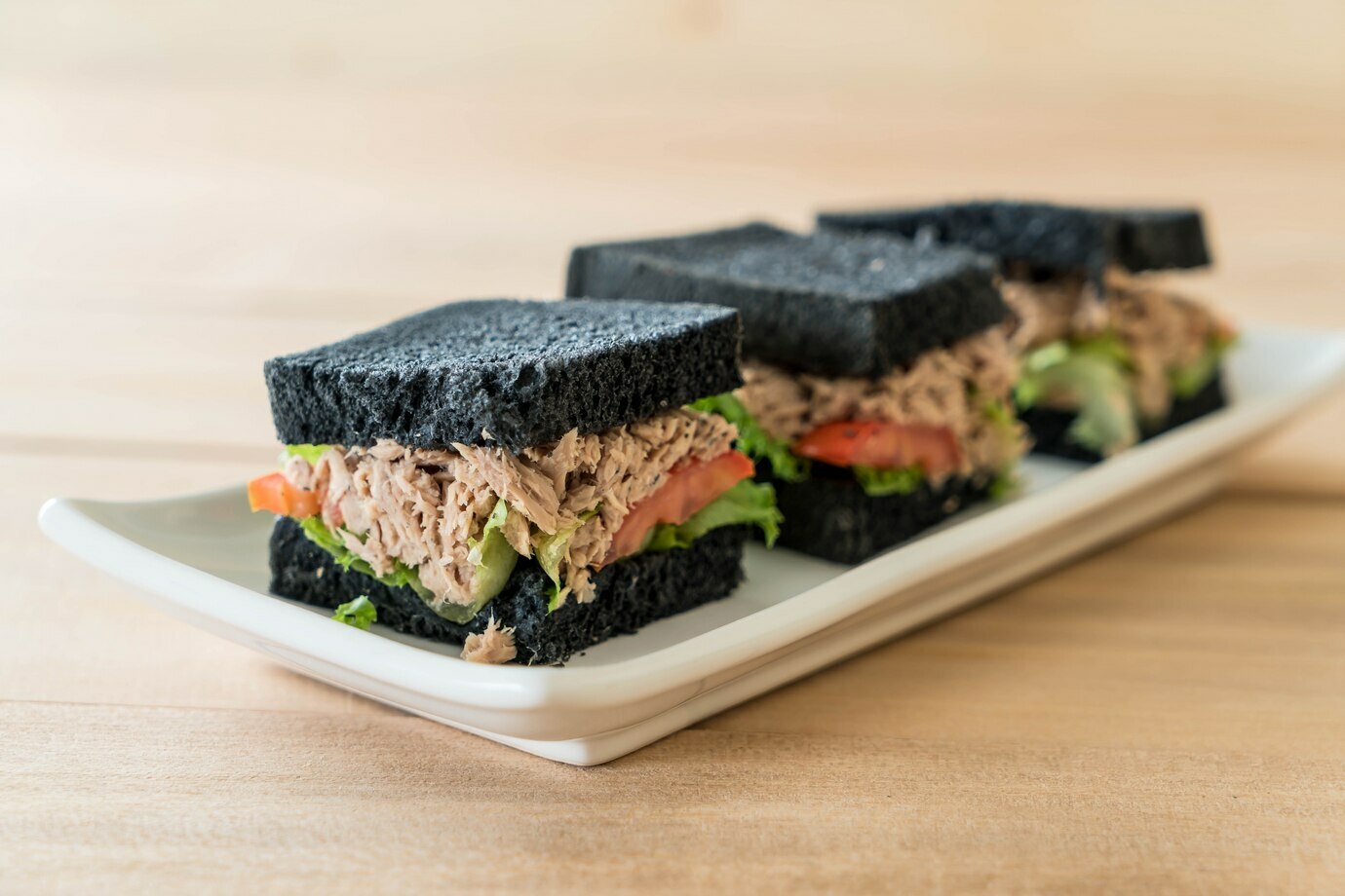 tuna-charcoal-sandwich_1339-8064