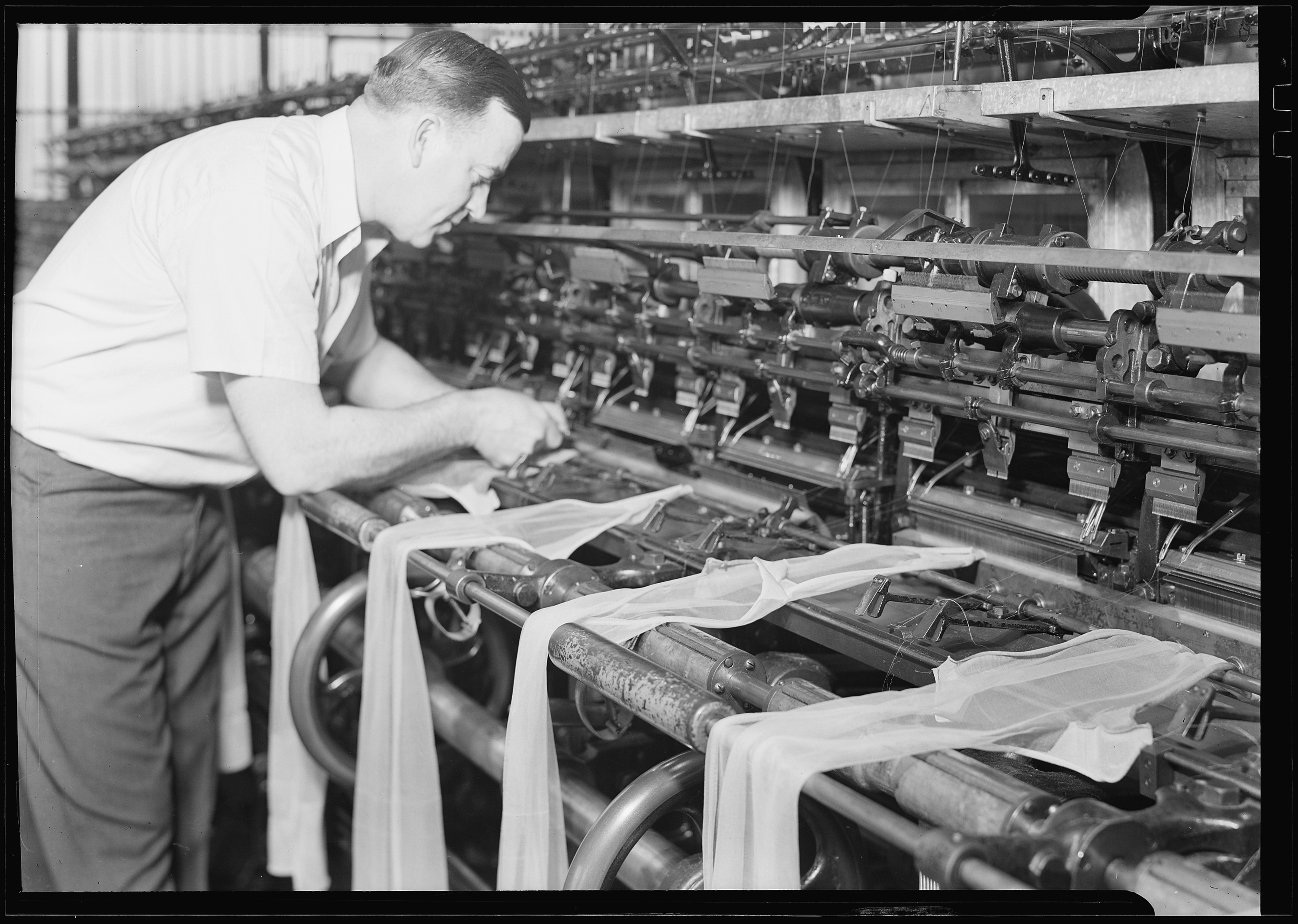 Philadelphia,_Pennsylvania_-_Hosiery._Minnesac_Mills._(Man_working_at_machine_with_draped_stockings.)_-_NARA_-_518692.jpg