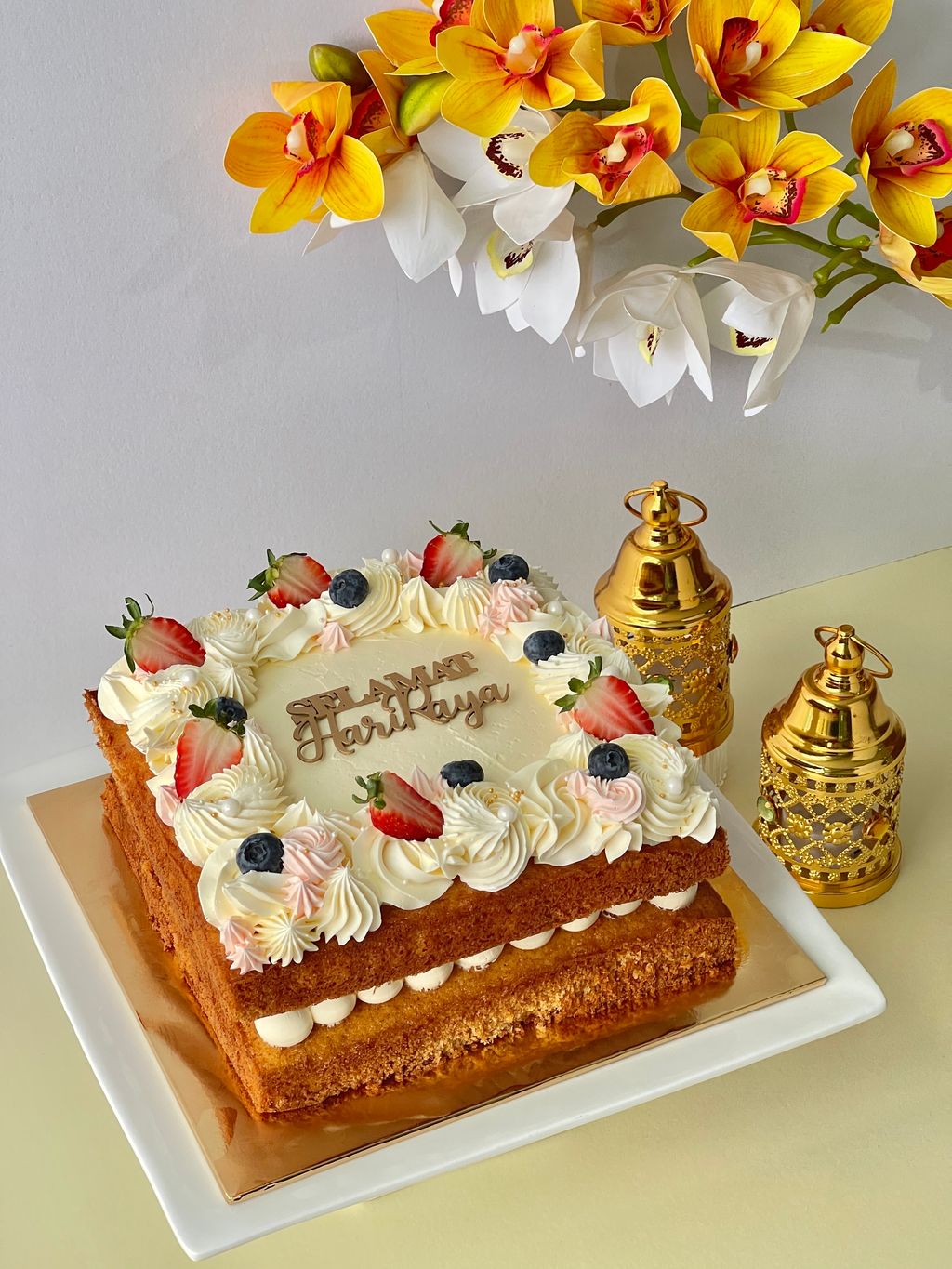 Berries and Butter Cake CakesCrush