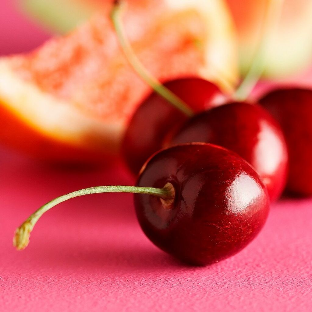 sinnlig-scented-candle-in-glass-cherries-bright-pink__0932309_pe791410_s5.jpg
