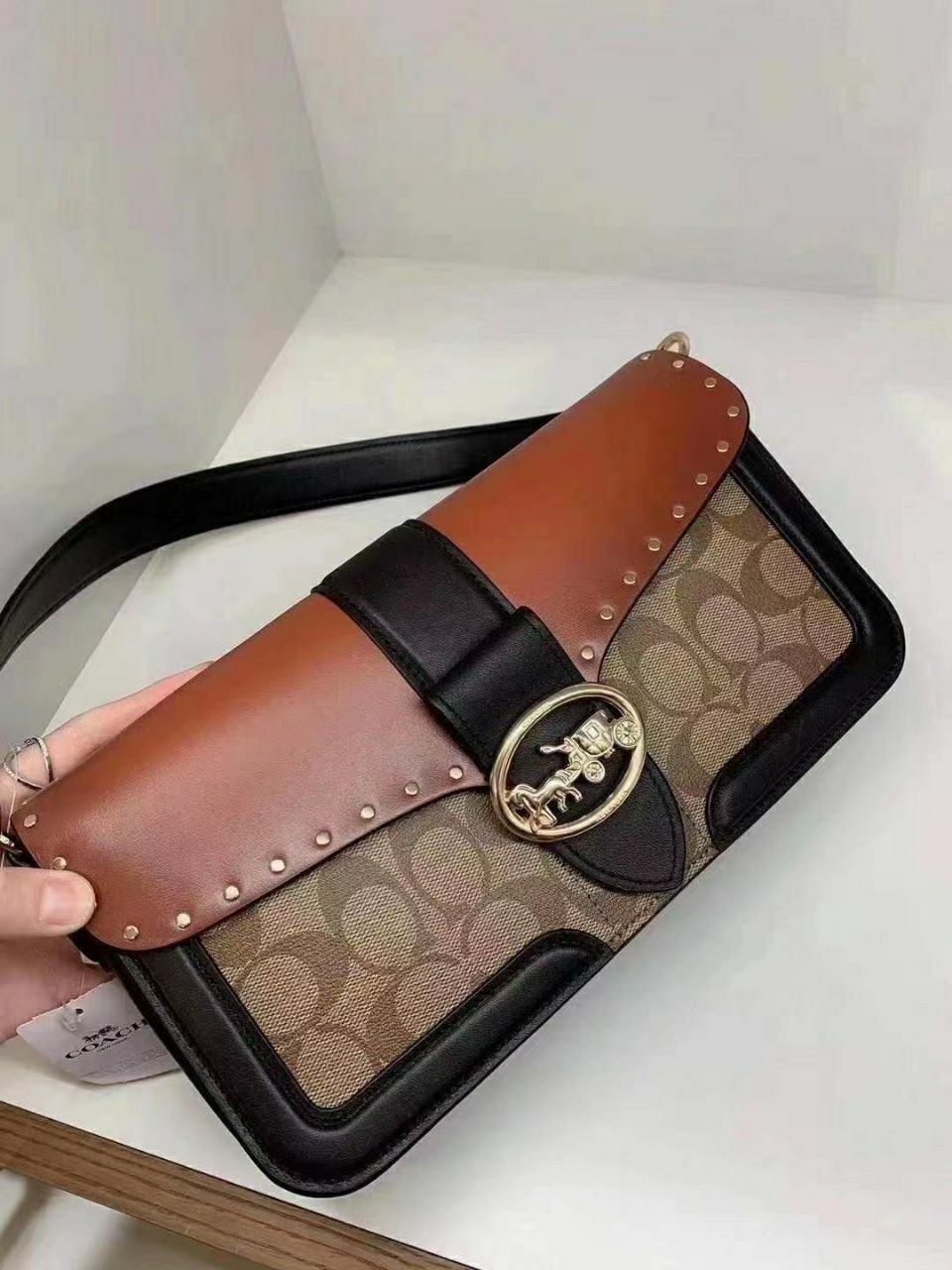 georgie shoulder bolsa in colorblock signature canvas with rivets