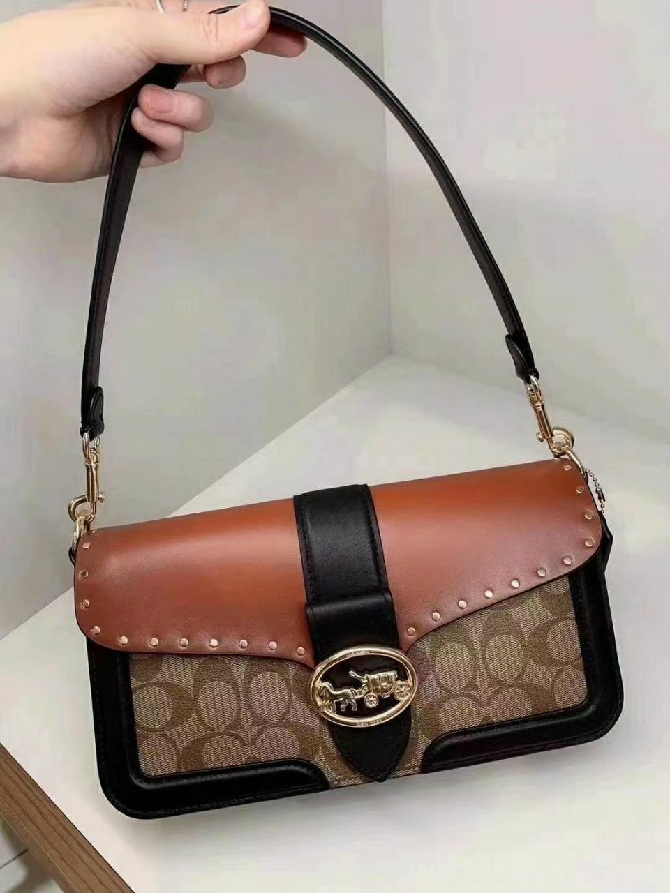 georgie shoulder bolsa in colorblock signature canvas with rivets