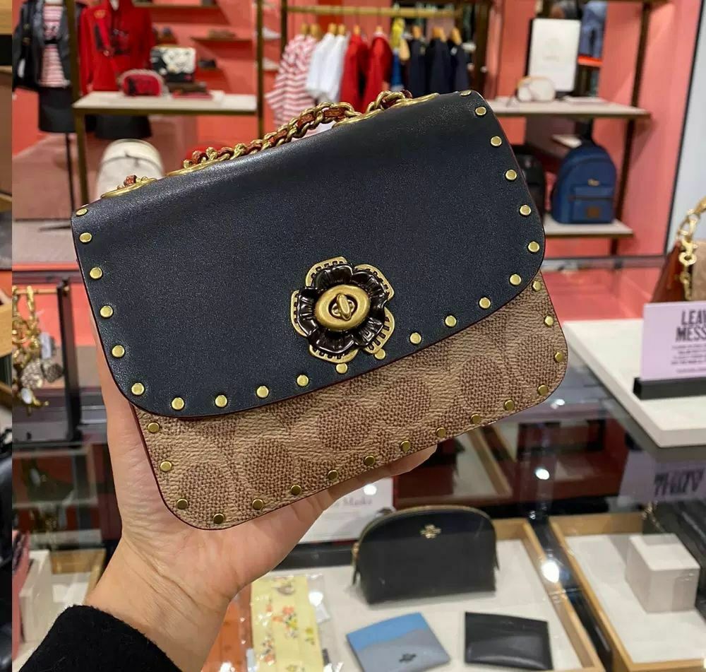 madison shoulder bolsa 16 in signature canvas with rivets