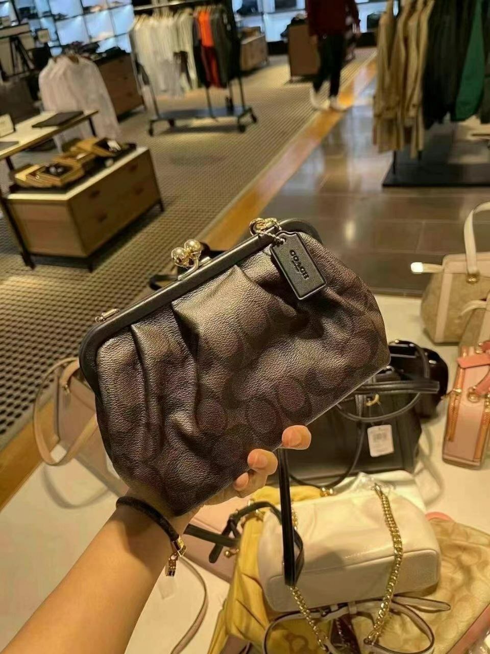 nora kisslock crossbody in signature canvas