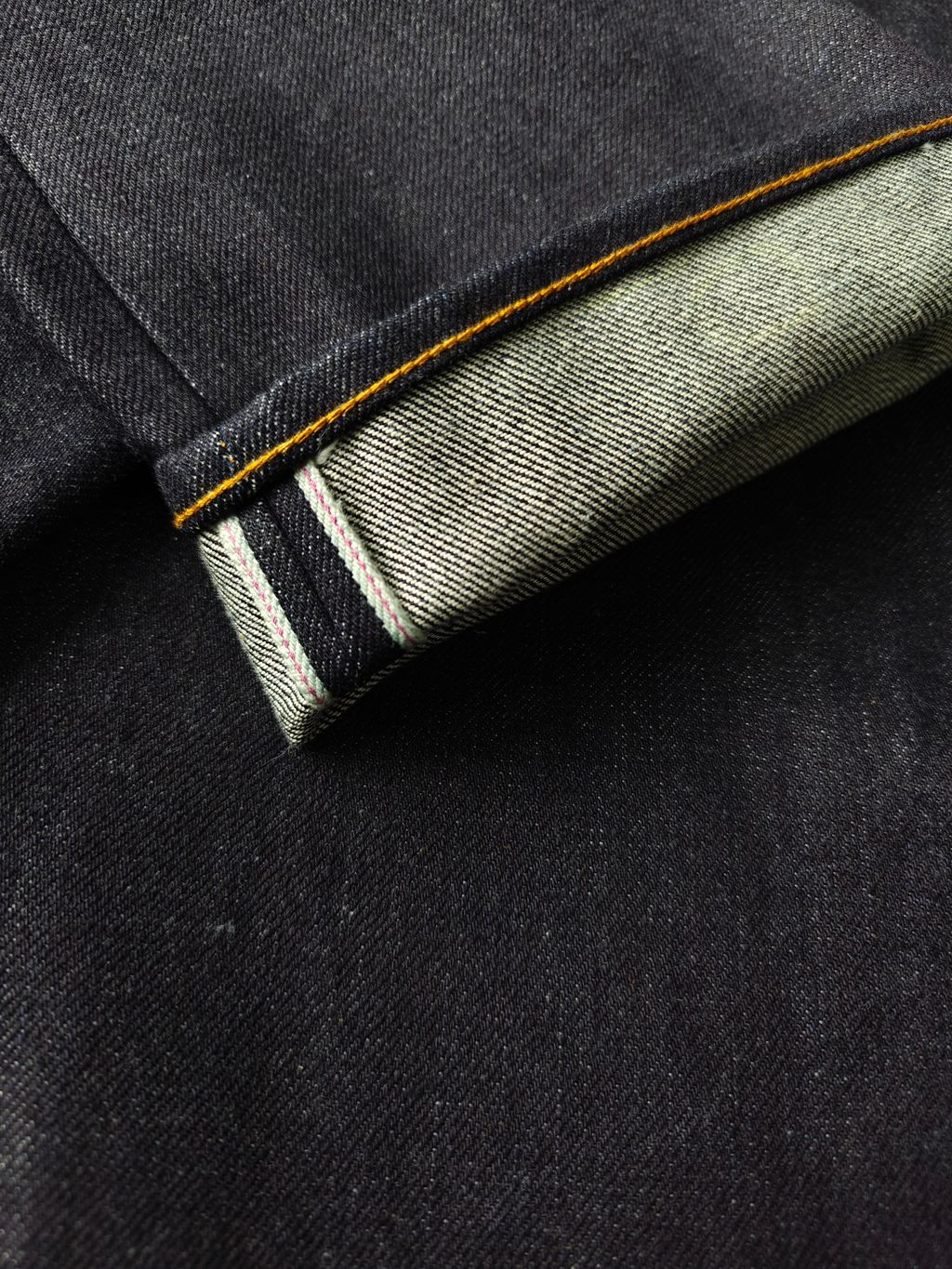 304724