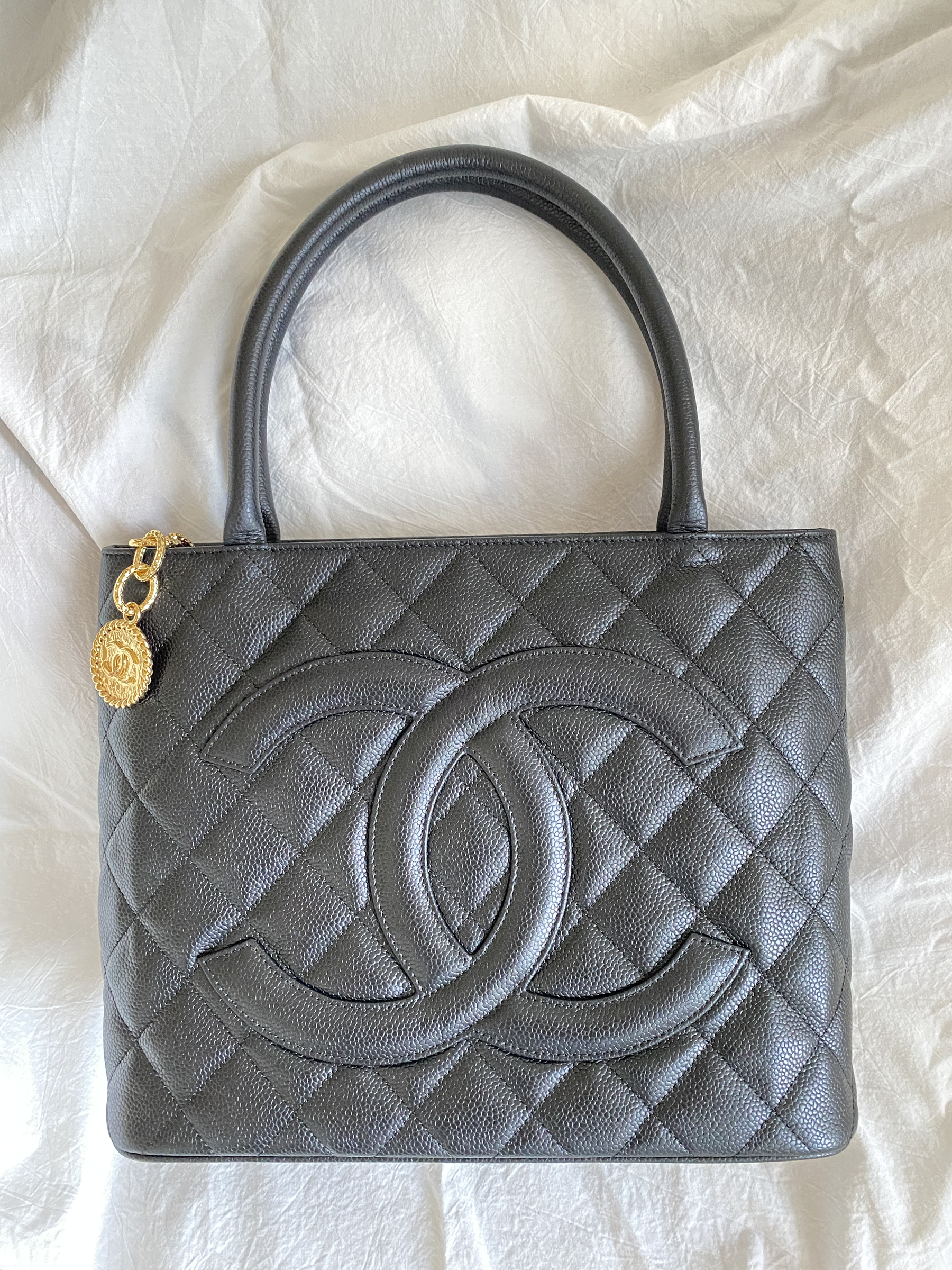 History of the bag: Chanel Médallion  l'Étoile Luxury Vintage – l'Étoile  de Saint Honoré