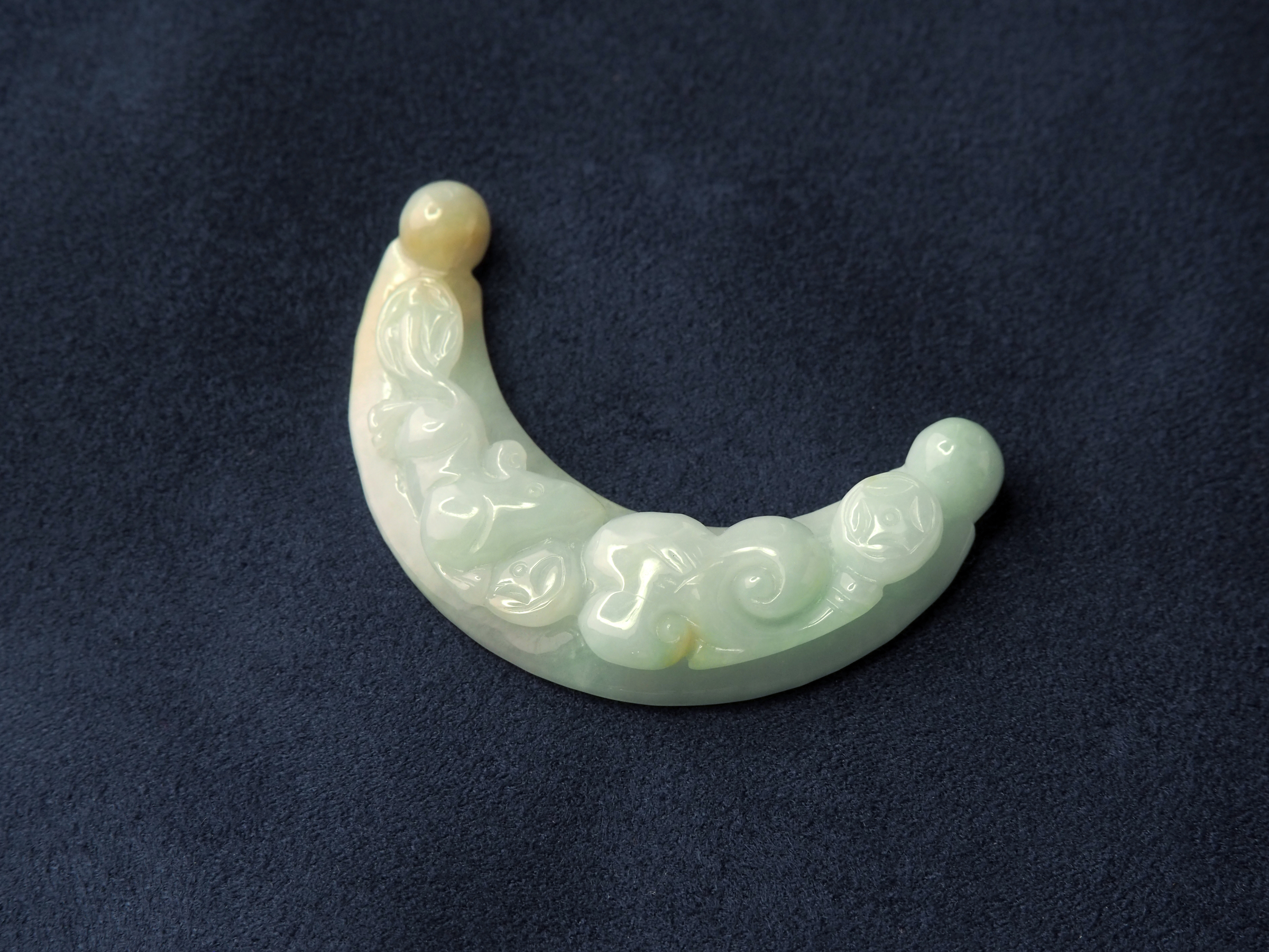 超レア 古美術 翡翠 氷糯 辣緑 手彫 龍頭紋 獣牙形 根付 トップ 玉佩