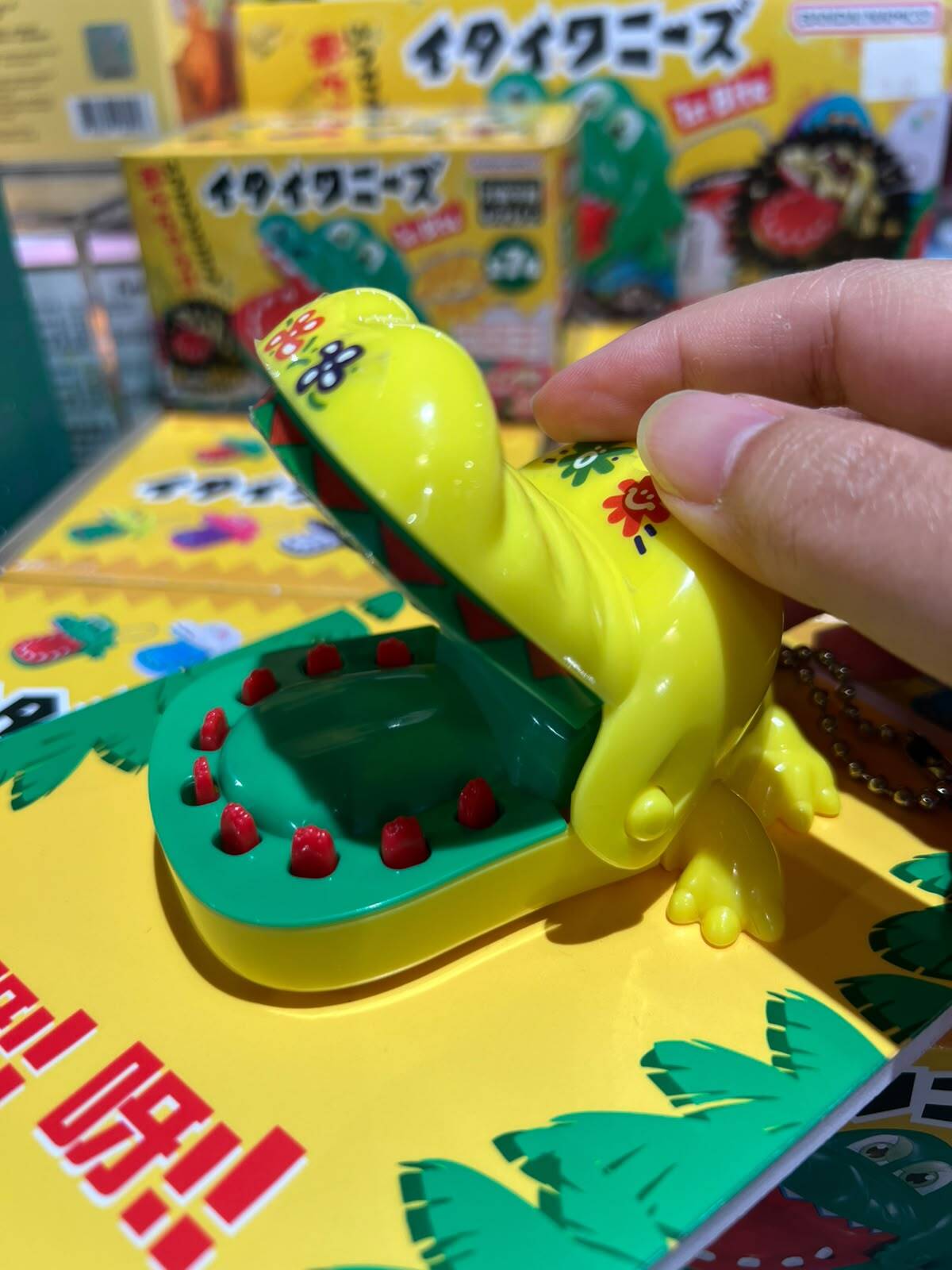bandai-itaiwanis-crocodile-roulette-keychain-side-goshopwithfebe