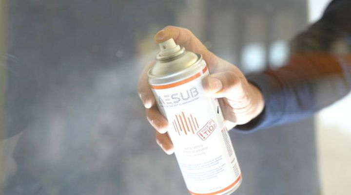 ORANGE-400ml-spraying-neutral-background-768x428