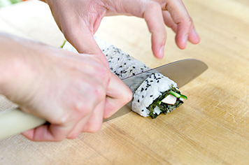 how to cut uramaki